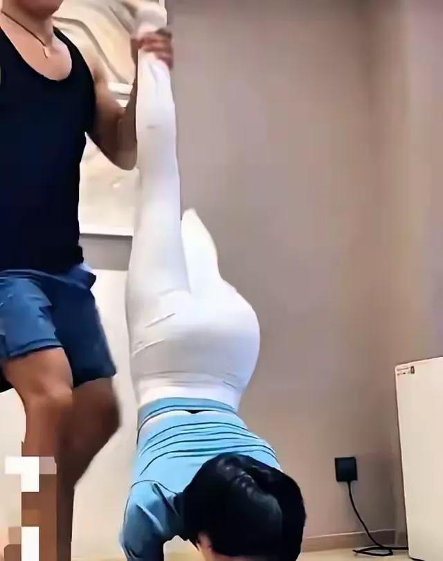王子文瑜伽照现男教练，网友：这画面太尴尬了