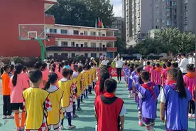 与国足最美门将一起踢一场球|赵丽娜“星球计划”走进钟山区第三小学图片