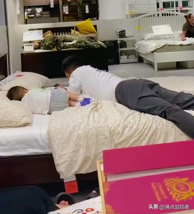 武汉宜家“蹭空调大军”躺睡避暑？ 商家：多次劝说但无动于衷！