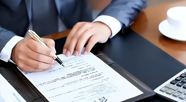 又揪出来一个巨贪，金额高达9.7亿，首富夫人郝斌跨境逃亡失败了