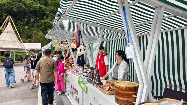 天府药市“进山”、户外文旅“融药”，彭州龙门山镇徒步热催生融合发展新场景