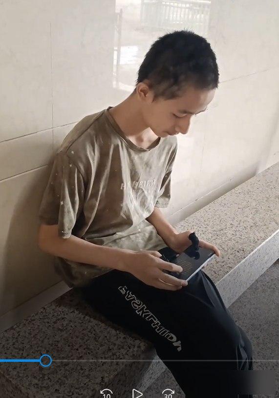 他已经废了！广东一男孩沉迷游戏辍学2年，父亲：已经放弃他了