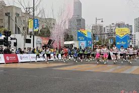 樱花季 越江湖︱汉马开跑！图片