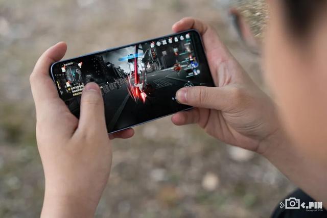 2599买骁龙8至尊版芯片，iQOO还在买芯片送手机