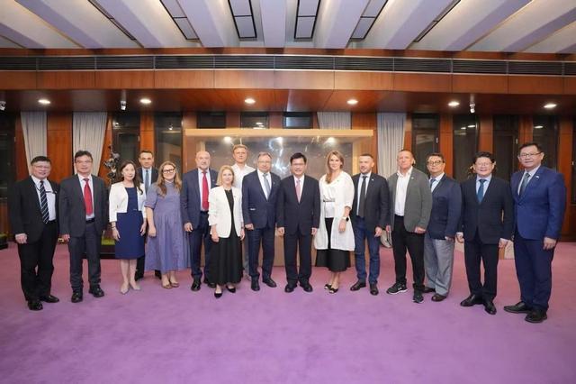 谈妥了！中乌代表在北京握手，泽连斯基示好，拔掉了中方1根毒刺