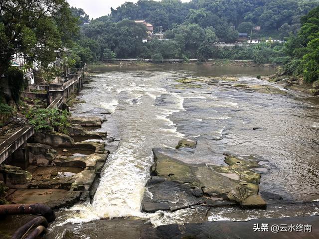 在四川巴盐西运的“盐运第一滩”，我是流着口水逛完这个古镇的