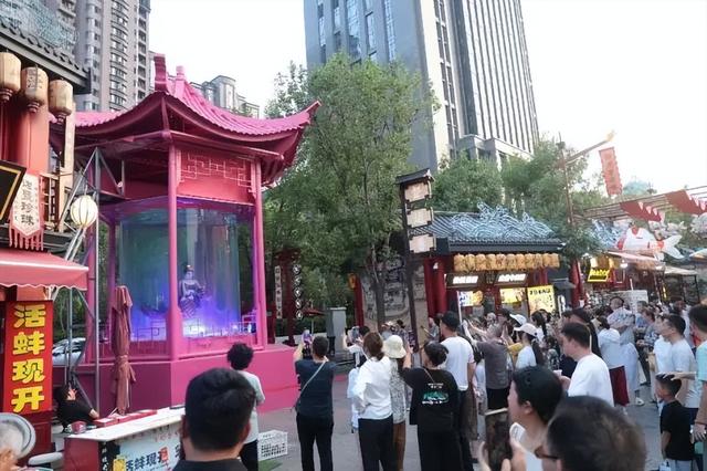 每周五、六、日，这里有文艺演出→