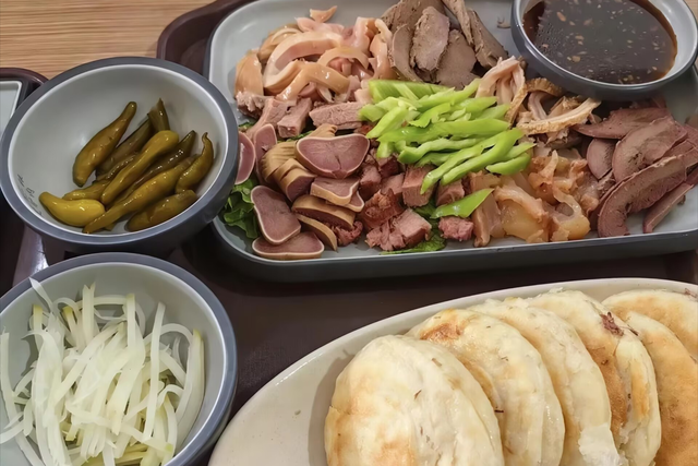 这座火车拉来的牛肉板面城，大多人都没怎么玩过