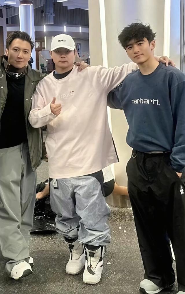 谢霆锋一家三口过七夕，89岁谢贤难得摘下墨镜，近照老得认不出！