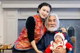 张纪中四胎女儿小龙珠拍百天照，杜星霖穿红色新中式优雅知性！图片