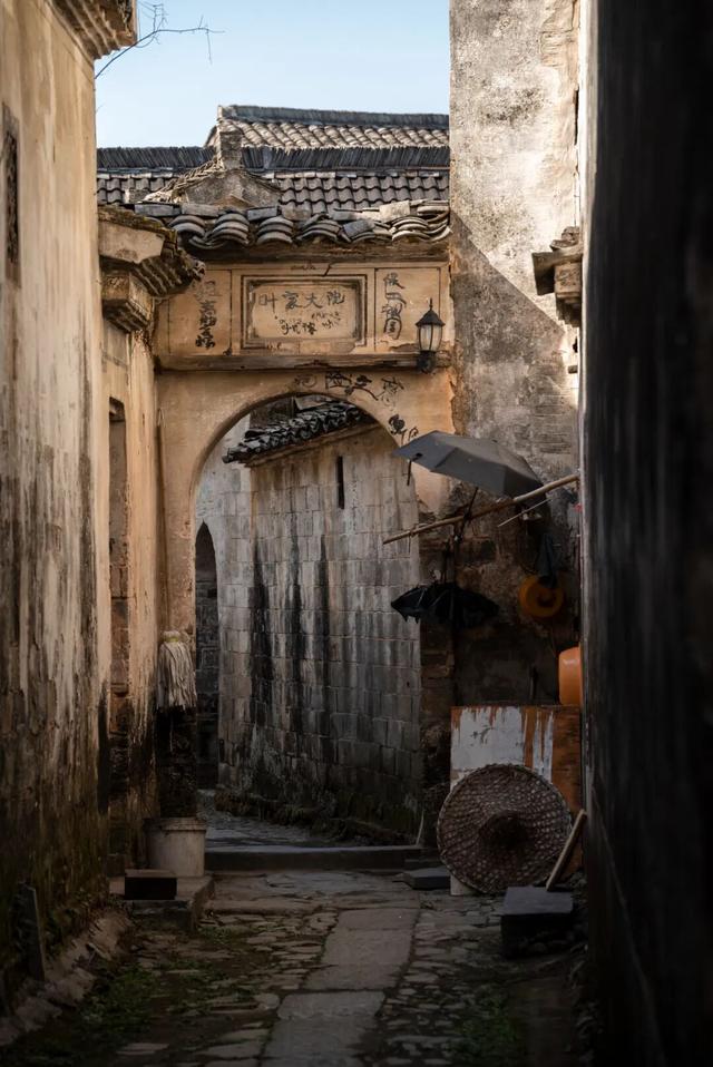别再只去宏村了！这座水墨小城，藏着大半个徽州的秋，美得更诗意