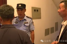 楼道贴有小广告 上门开锁被“扣留”图片