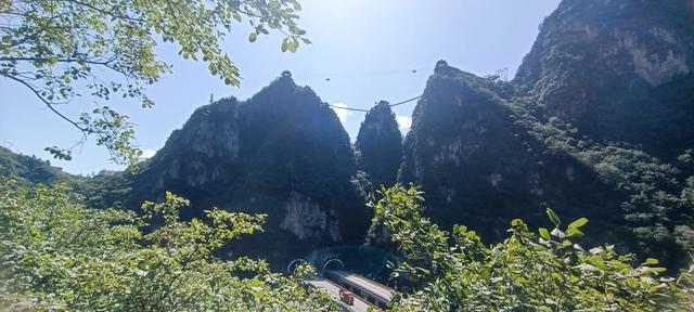 两山相对出，孤峰绕白云