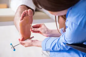 小孩老是脚抽筋是怎么回事图片