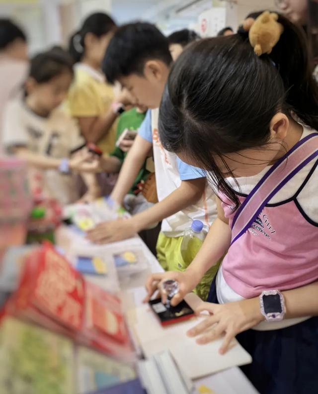 淘书逛展、夜游夜市、盖章打卡……上海书展的快乐，弥漫在整座城市→