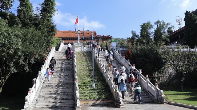 登上1999级台阶，触摸最大的弥勒佛像，百年古寺锦屏山