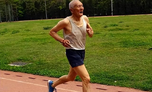 晨跑后心肌梗死频发！医生怒斥：早起运动，务必远离这5件事