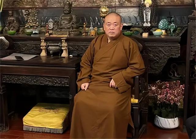 释永信生活有多奢华？身穿16万袈裟包养情妇，寺内义工曝更多内幕