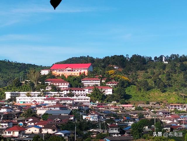 “走几步路就必须摇扇的地方”，靠茶泡出和谐之地