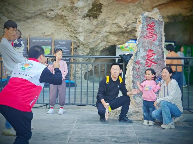 陇南“志愿红”，暖了游客心，靓了家乡景