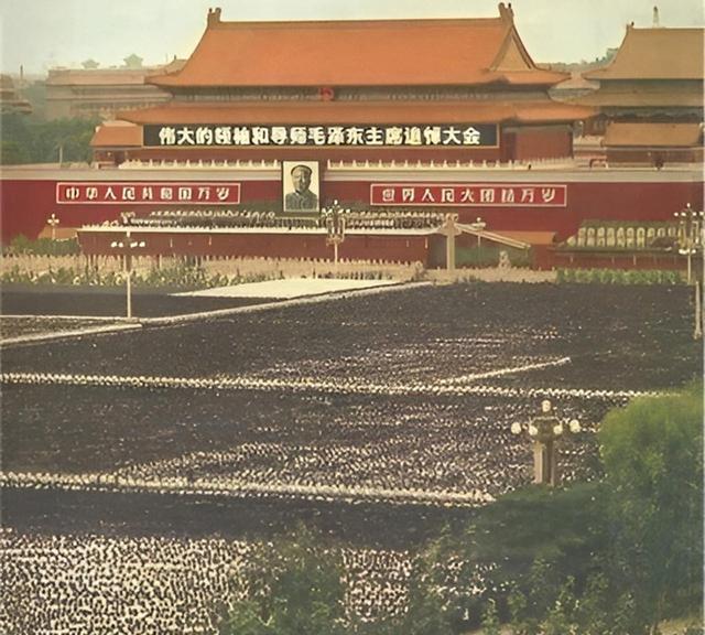 毛主席追悼会四个“没想到”，华国锋罕见发怒，李讷：太遗憾了