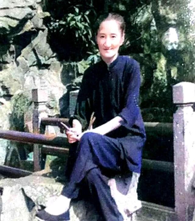 陆小曼有多美？26岁和翁端午游西湖的留影，青春靓丽娇俏可人！