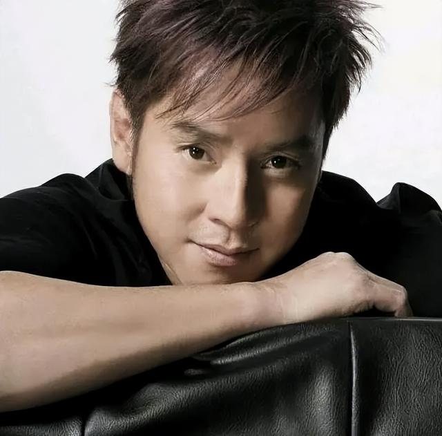 ​​“野生捕获”谭咏麟太容易！香港街头像邻家阿伯，毫无巨星架子