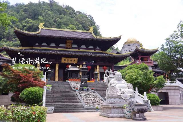 浙江宁波大青山下的宋式寺院，青山面水风光宜人，适合观景与休闲