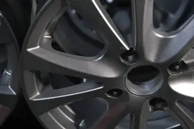 《车毂蹭了，到底有没有必要修？看完你就懂了！》图片