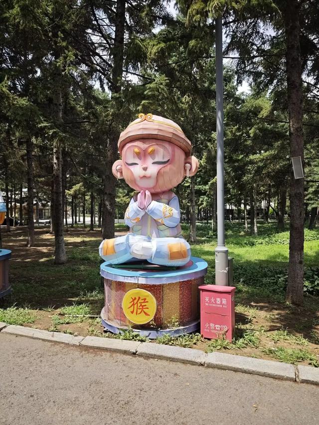 动植物园华灯闹西游，自助盒饭实惠吃不够