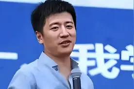 张雪峰和妻子首次公开同框！妻子的小动作暴露心情图片