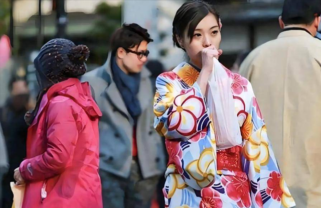 大量日本游客涌入北京，打着旅游幌子不去旅游不吃美食，为啥来？
