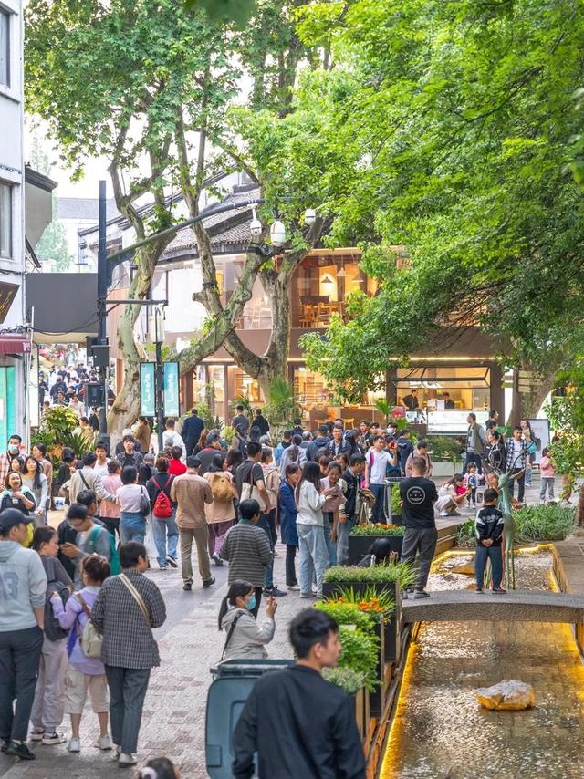 国庆假期：第一天出去旅游的人，已老实！