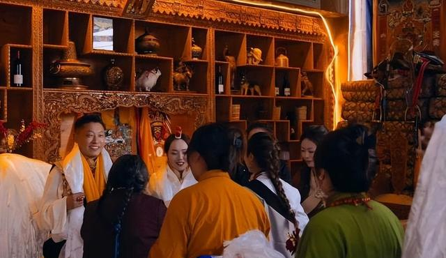 山东游客到青海遇牧民办酒席，随礼300吃席，结果吃完被拦不让走