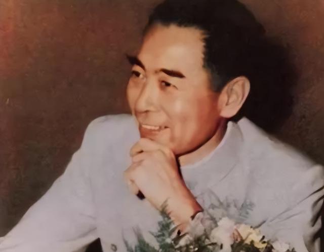 60年代，李鹏夫妇与儿女们在天安门广场，一张有爱的罕见全家福！