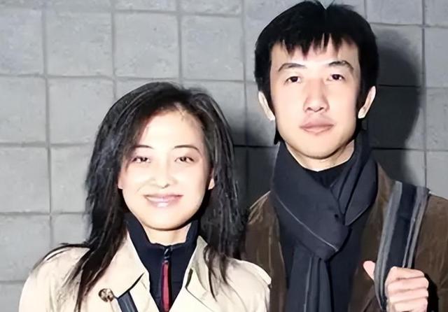 梅婷垫脚、李小冉挡灾，56岁鄢颇娶小15岁娇妻，值吗？