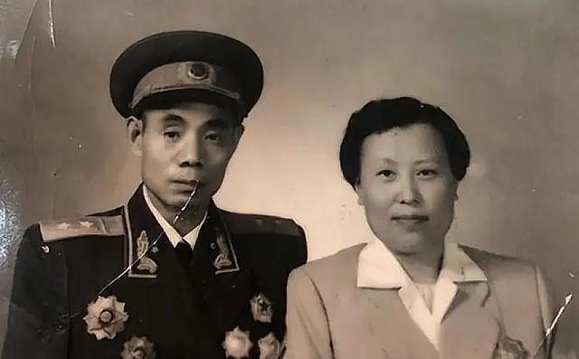 吴信泉被授予中将军衔，妻子为他军衔打抱不平，他却怒斥不许提！