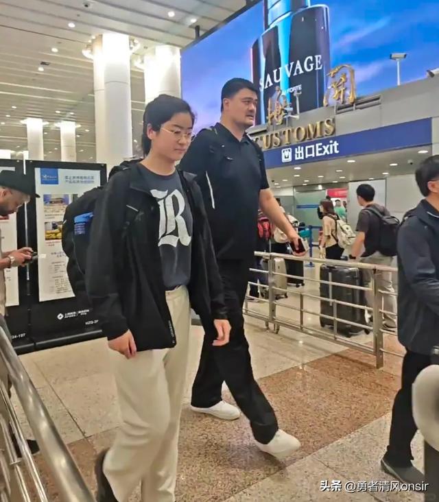 姚明和女儿机场被偶遇, 15岁姚沁蕾身高达1米9, 父女俩人群中像巨人