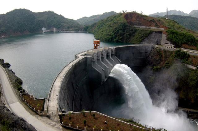 印度主持人说：中国拿1.2万亿在西藏建水电工程，纯属瞎花钱