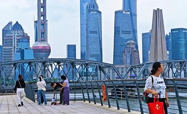 来上海就不可错过苏州河，这里的风景极具大上海味道，来看看！
