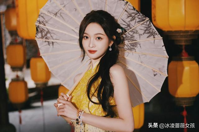 吴宣仪明黄旗袍，园林里的古典氛围感美人