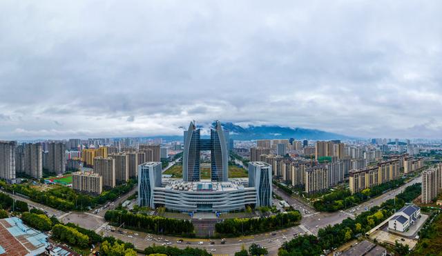 云雾中的泰岳：山与城的对话