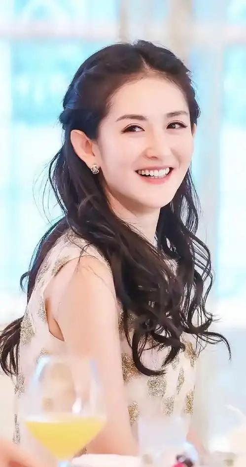 谢娜夫妇带三女儿外出，有谁注意跳跳俏俏的保姆？刷新了我的认知