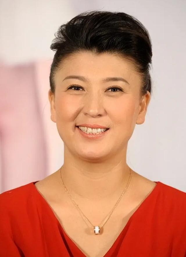 一级演员闫学晶塌房，她做错了两件事