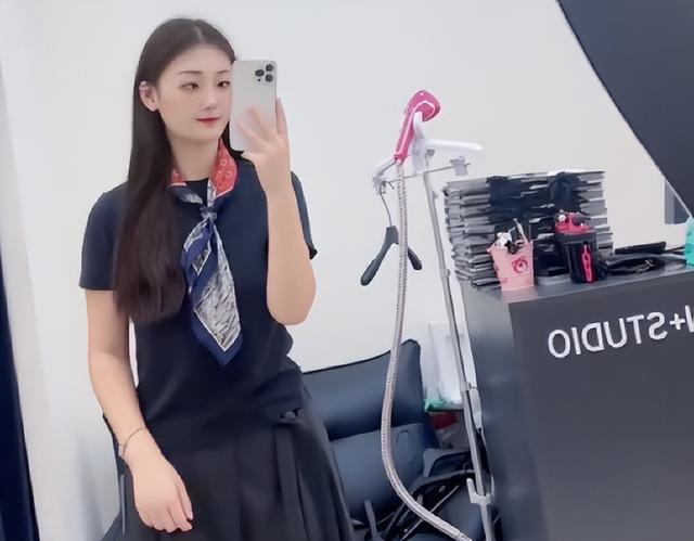 难怪陈亚男伤感	，再看大衣哥现儿媳，她跟人在处事上就差了两个字