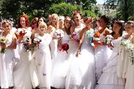 乌克兰女孩新婚之夜，竟然还有这样的习俗，还真有点叫人难以接受图片
