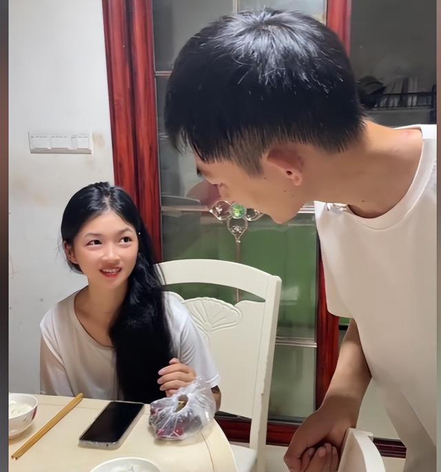 小伙娶22岁脑瘫女子：颜值出众会做饭，只要不生孩子，其余挺好的