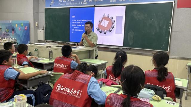 厦门市演武小学科学小记者团率先开展“知识就是力量科普增值服务AI智能体平台”应用培训