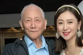 翁虹55岁生日晒和96岁爸爸的合影，甜美穿搭不管几岁少女心万岁！图片