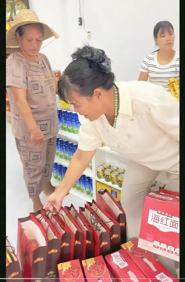 人靠衣装，全红婵妈妈一打扮差点认不出来了，端庄大气，判若两人